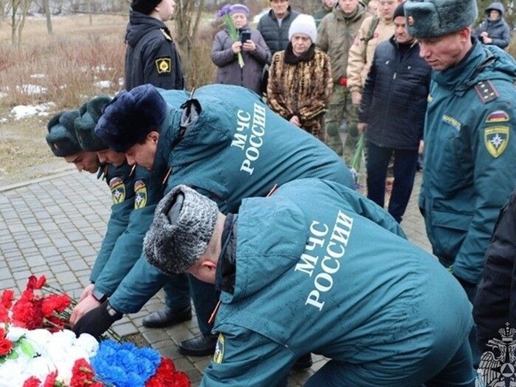 Спасатели почтили память воинов-афганцев в Геническом Парке афганской славы