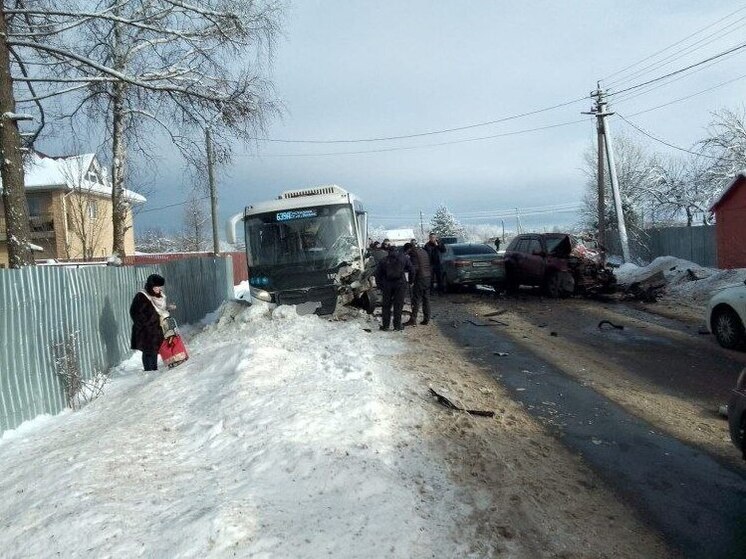 В Ломоносовском районе две легковушки врезались в рейсовый автобус