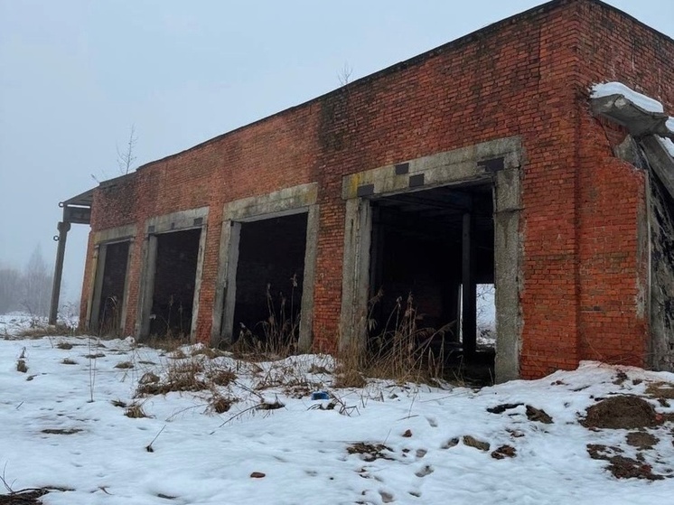 В Хвастовичах снесли опасное строение