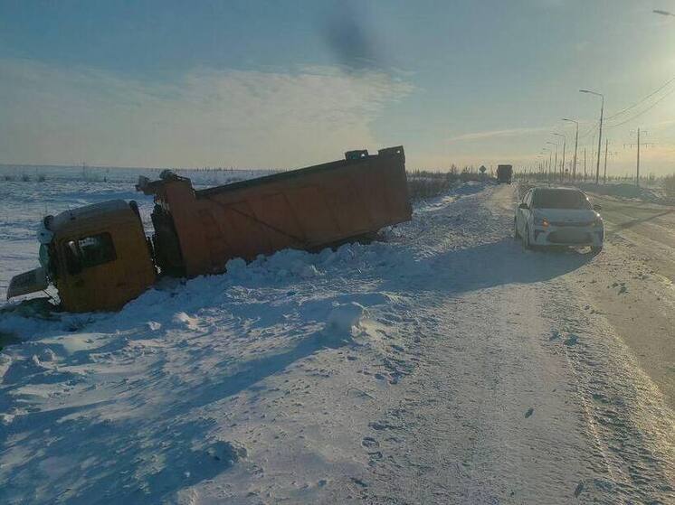 Грузовик скатился в кювет близ Лабытнанги: водитель в больнице