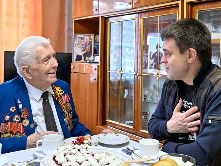 Михаил Котюков поздравил ветерана ВОВ Алексея Самохина со 100-летием