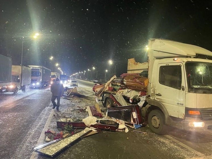 Во Владимирской области гробы с телами разлетелись из грузовика после ДТП