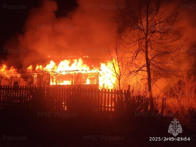 Под Сухиничами семь пожарных тушили дом