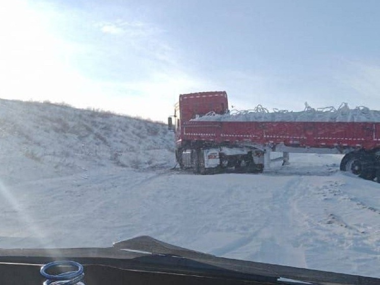 Фура заблокировала движение на трассе в районе Забайкалья