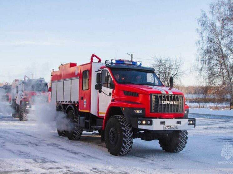 Омские пожарные освободили зажатого в автомобиле мужчину