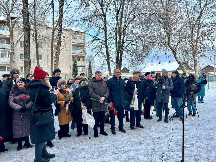 Мемориальную доску торжественно открыли на здании псковской школы №17