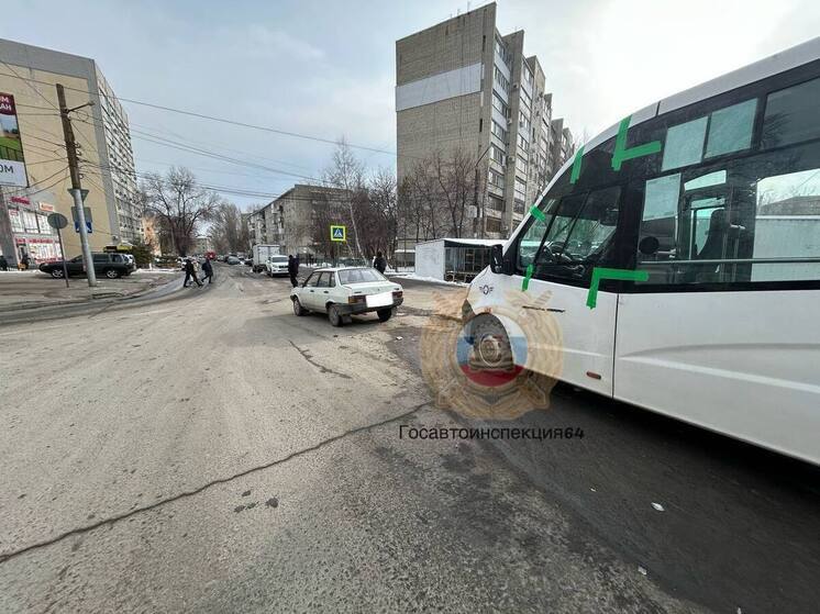 Маршрутка влетела в припаркованный автомобиль