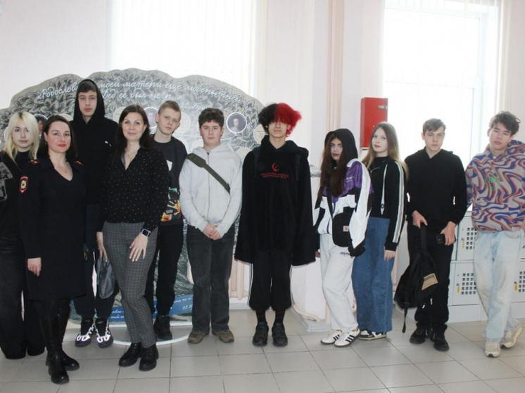 Псковские старшеклассники побывали на экскурсии в Государственном архиве