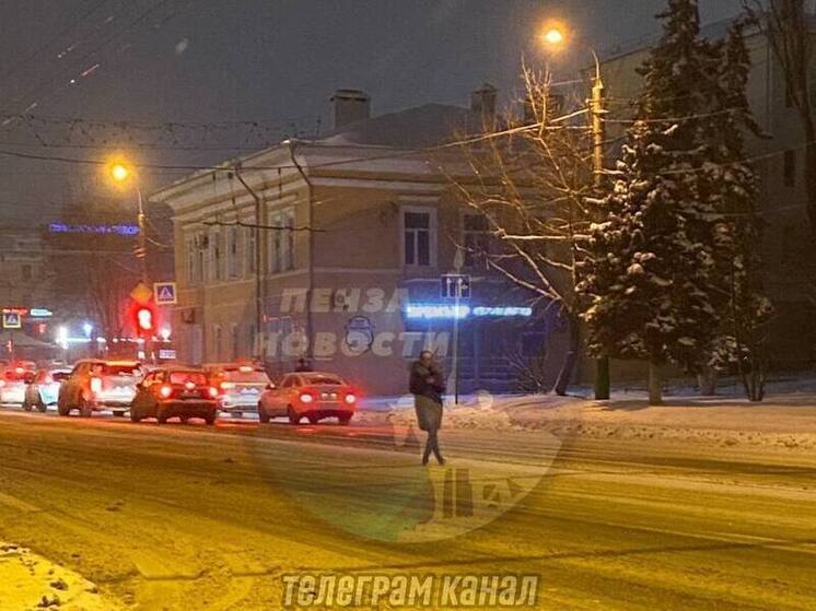 Подростки спасли женщину, бросавшуюся под машины в Пензе