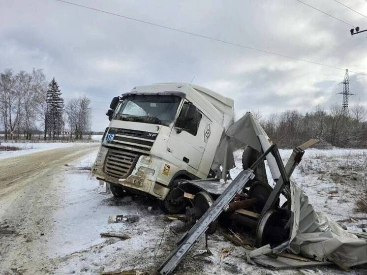 В аварии пострадали четыре человека, включая машиниста поезда