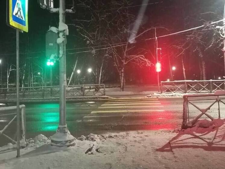 В Великом Новгороде пенсионерка неудачно попыталась перейти дорогу на красный