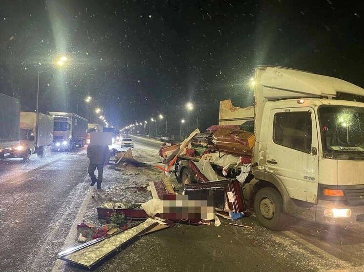 Гробы и тела разбросало по федеральной трассе М-7 «Волга» после ДТП