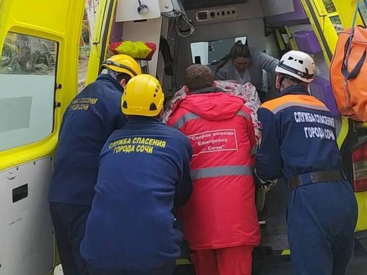 В Сочи спасатели помогли госпитализировать женщину весом более 200 кг