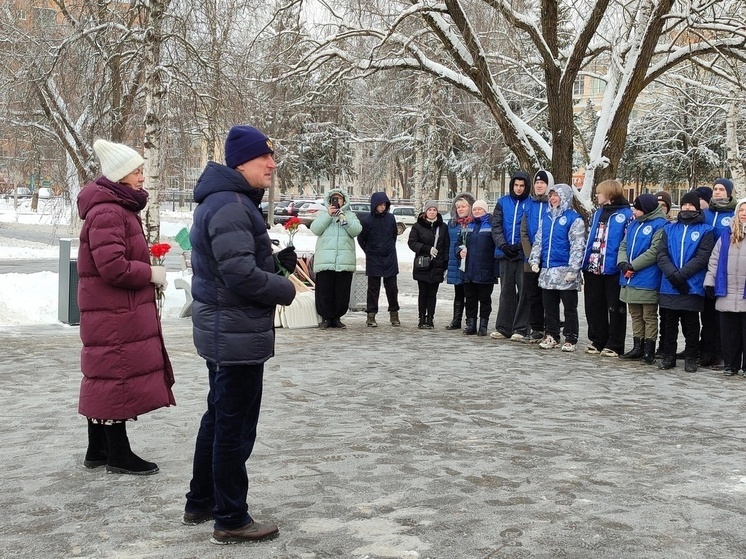 Новгородцы навели порядок в Сквере Мужества к Дню Защитника Отечества