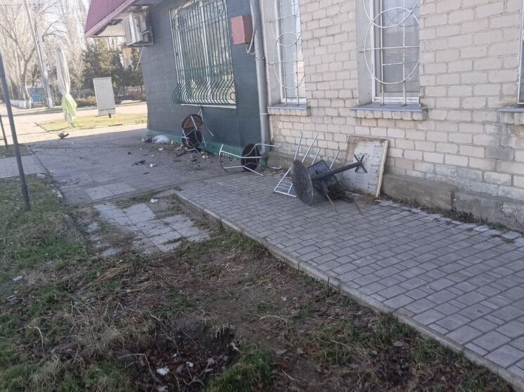 Пьяный водитель в Скадовске снес мусорку и столик со стульями