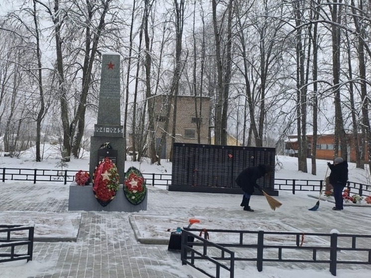 Полицейские Батецкого района убрали территорию памятника в Малых Торошковичах