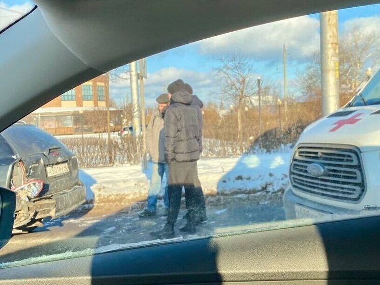 В центре Курска скорая помощь попала в ДТП