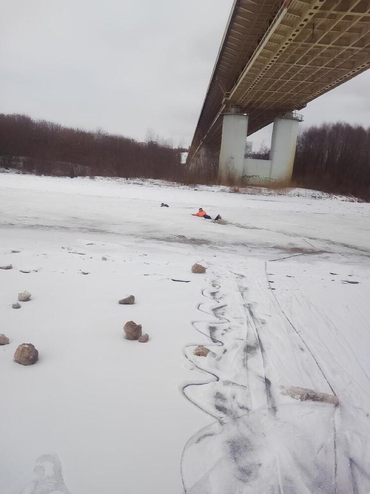 Мужчина чуть не утонул в ледяной воде под нижегородским метромостом