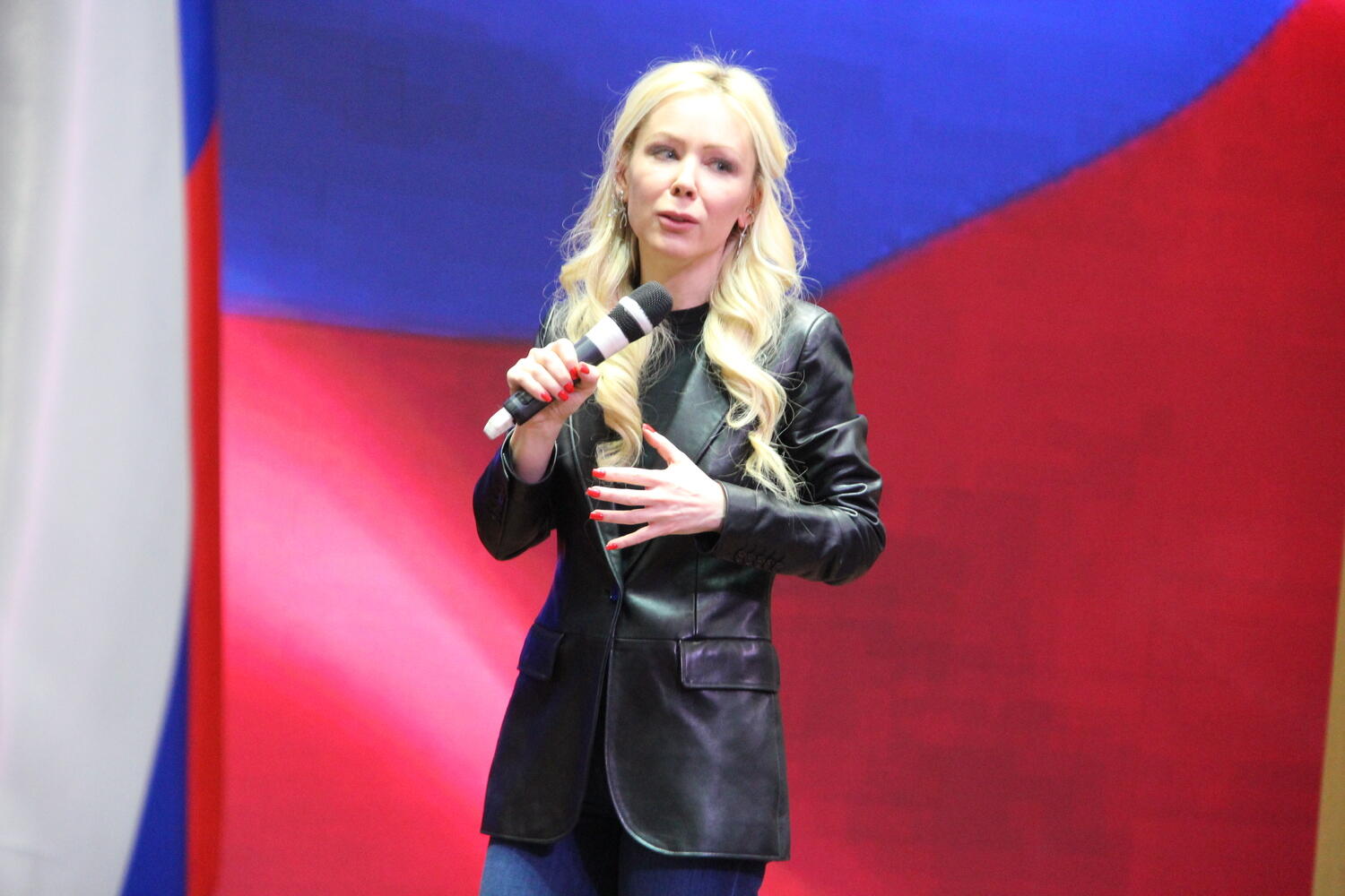 Рождаемость, ипотека, блокировки: Мизулина вышла к барнаульцам под песню «Я русский» и ответила на важные вопросы