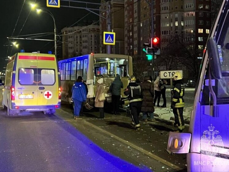 Восемь человек пострадали при столкновении автобусов в Иванове