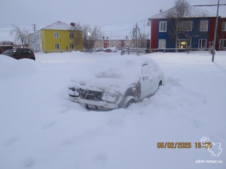 Окутанную снегом неизвестно чью машину обнаружили в Нарьян-Маре