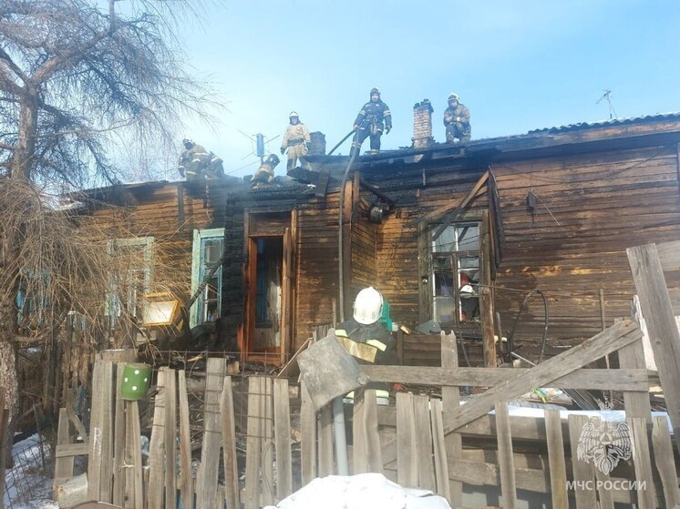 Пятиквартирный дом загорелся в дачном товариществе в Чите