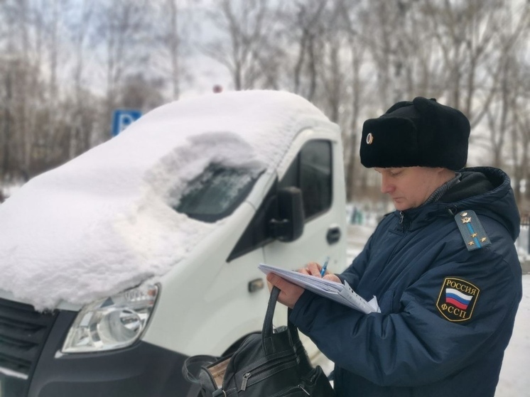 Свердловчанин спрятал «Газель» от приставов в сугробе около кладбища