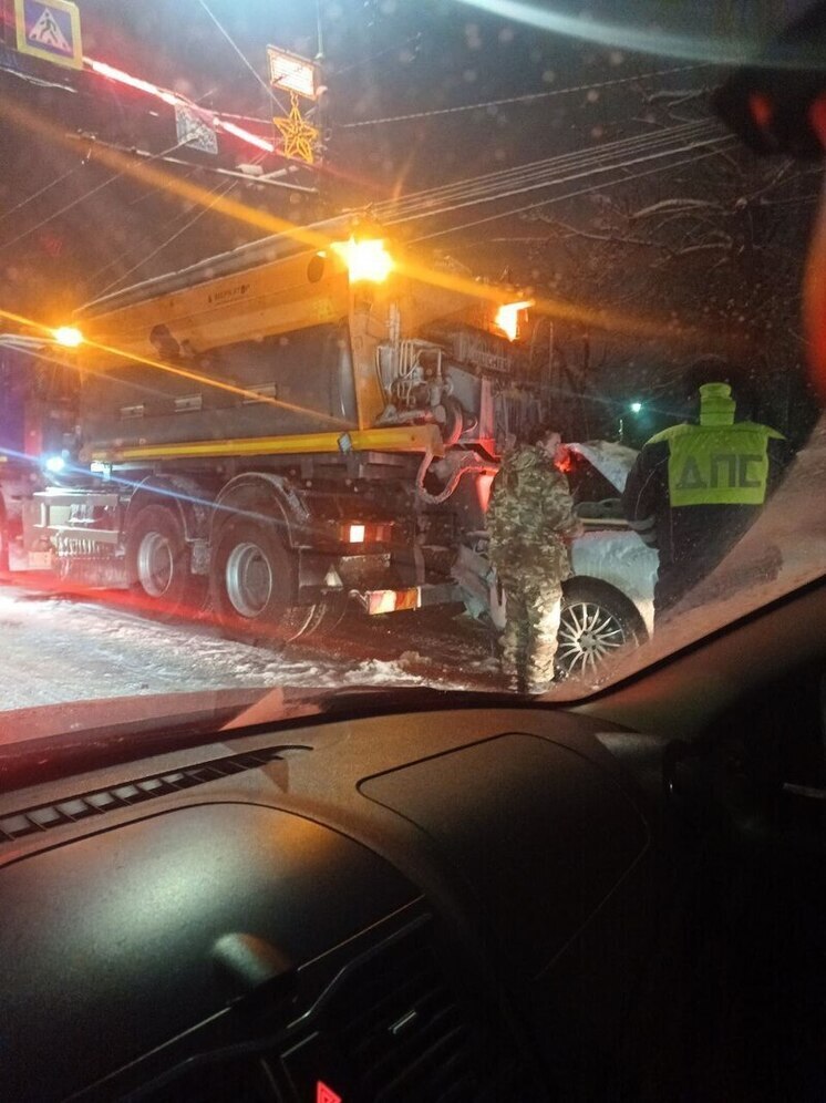В Туле водитель авто ночью врезался в снегоуборщик