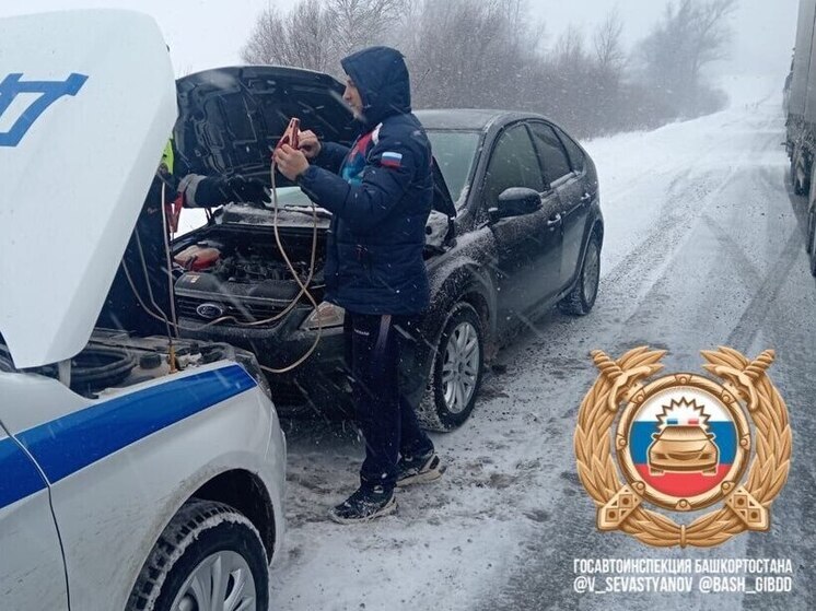 В Башкирии автоинспекторы помогли водителю, машина которого сломалась в пути