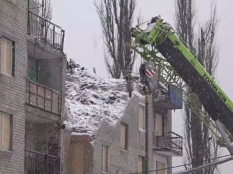 В Авдеевке восстанавливают повреждённый от рук ВСУ дом