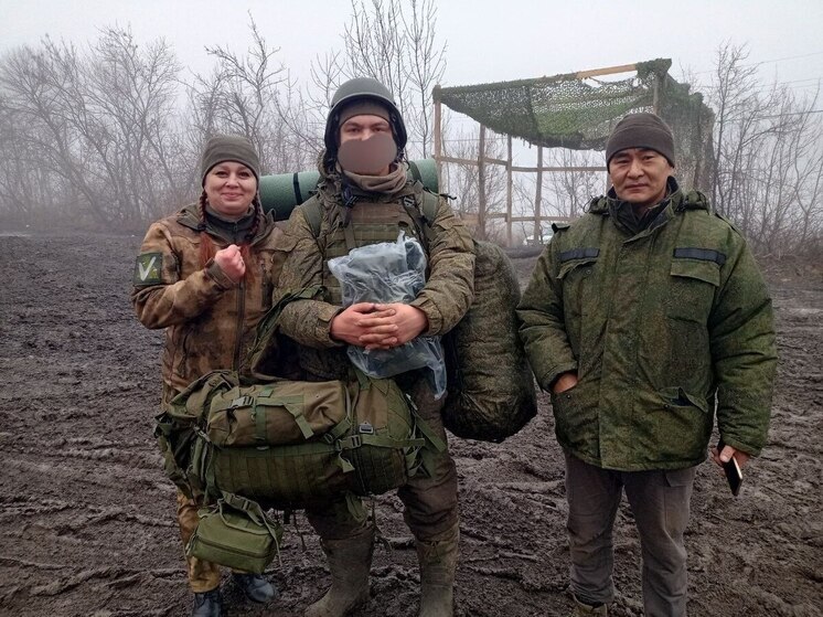Женщина-волонтер из Бурятии участвует в доставке ценных посылок за ленточку
