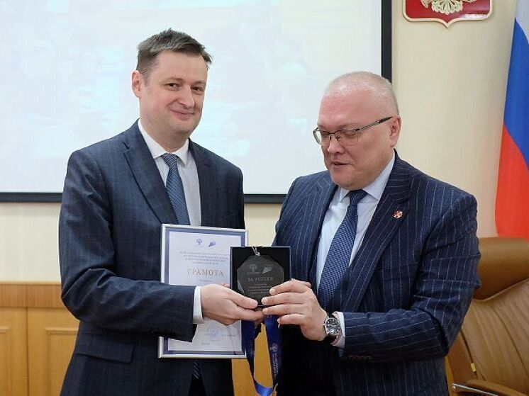 Александр Соколов вручил грамоту Даниилу Дворцову