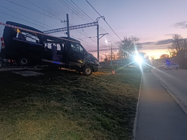 В Крыму микроавтобус перевернулся и застрял на железнодорожных путях