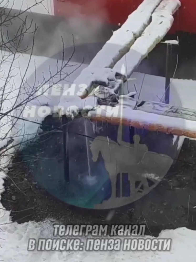 Водопад на улице Герцена в Пензе: возле дома №12 прорвало трубу