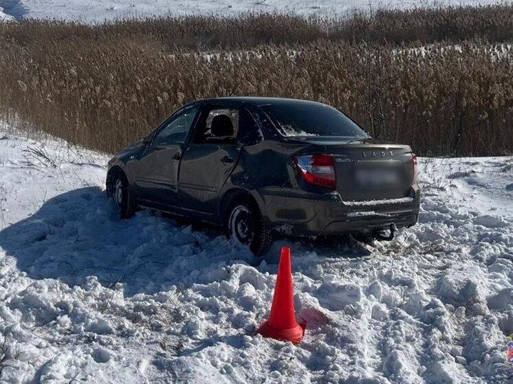 На трассе в Волгоградской области перевернулся автомобиль