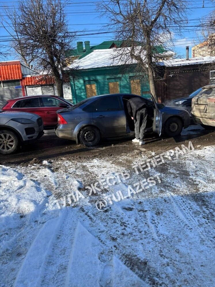 В Туле "паровозик" из трех авто заблокировал движение трамваев на Энгельса