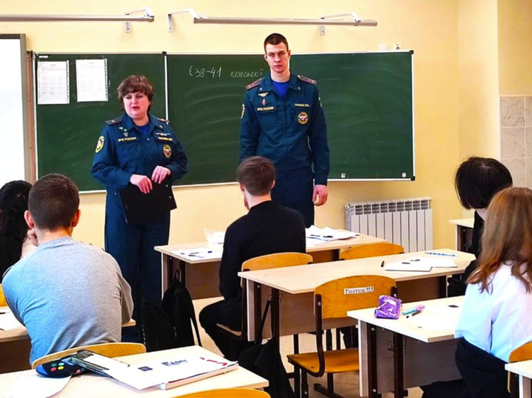 Югорские пожарные провели уроки безопасности для школьников