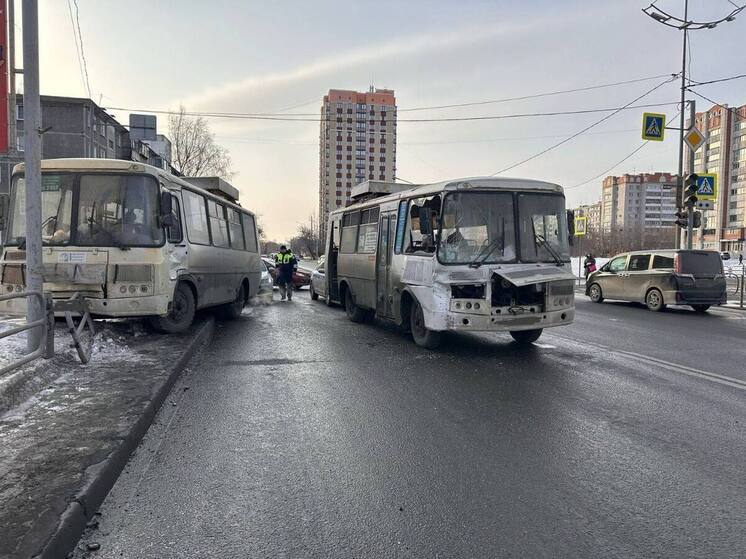 В Кургане столкнулись два пассажирских автобуса