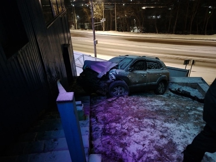 В Смоленске на Свердлова такси влетело на второй ярус автосервиса