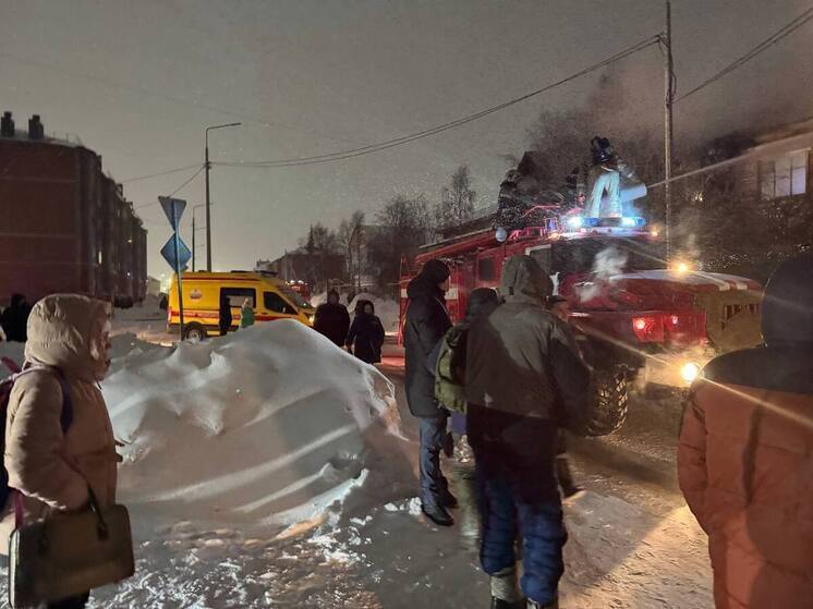 Пожарные в Салехарде спасли из горящего дома маломобильного мужчину