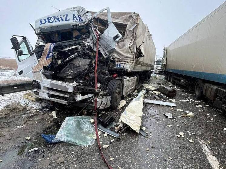 Возле Невинномысска полуприцеп отделился от тягача и влетел в грузовик