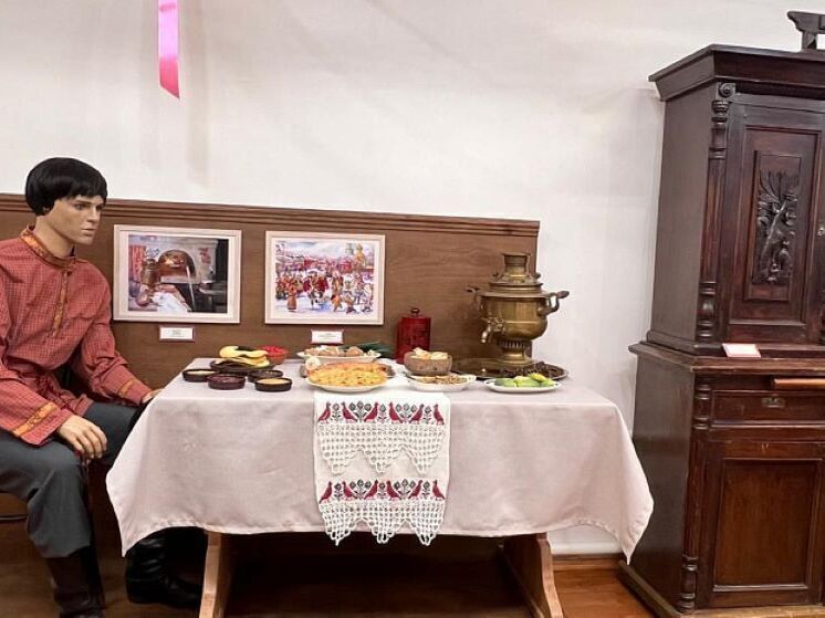 В кировском музее накрыли праздничный стол с масленичными угощениями