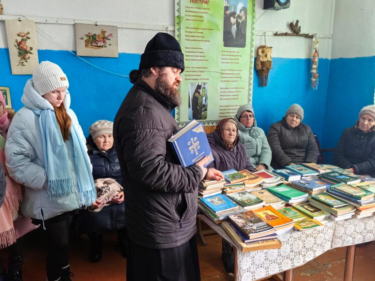 Орловский священник организовал сельскую книжную гостиную