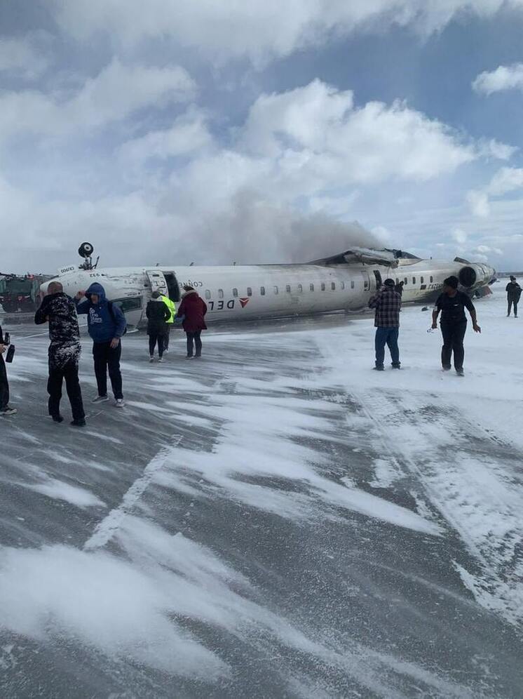 CTV: самолет Bombardier в Торонто мог перевернуться при посадке из-за сильного ветра