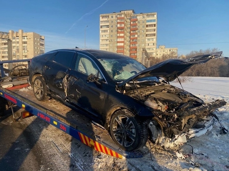 Пьяный водитель KIA влетел в ограждение на съезде с метромоста в Омске