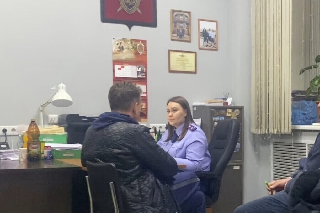 В Новосибирске налогового инспектора с помощницей задержали за взятки - Вести