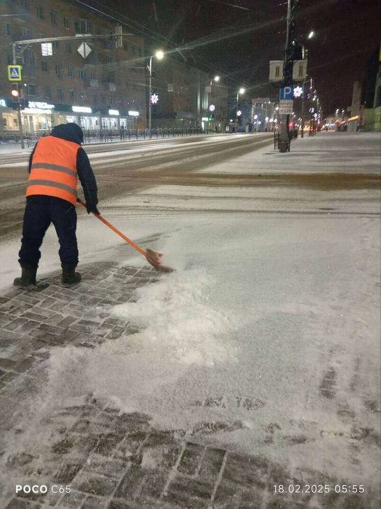 Калужские коммунальщики всю ночь чистили снег в городе