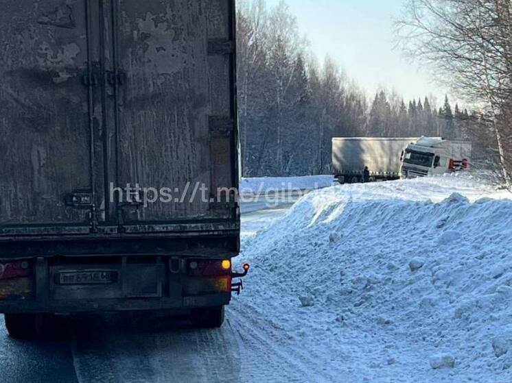 ДТП с грузовиком ограничило проезд по трассе в Кузбассе