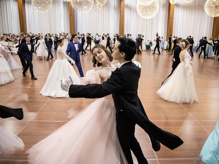 Около 700 человек посетили Сретенский бал в Пскове