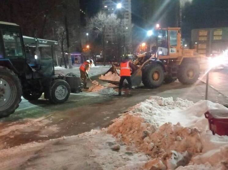 За ночь почти 5 тыс. кубометров снега вывезли с улиц города Воронежа